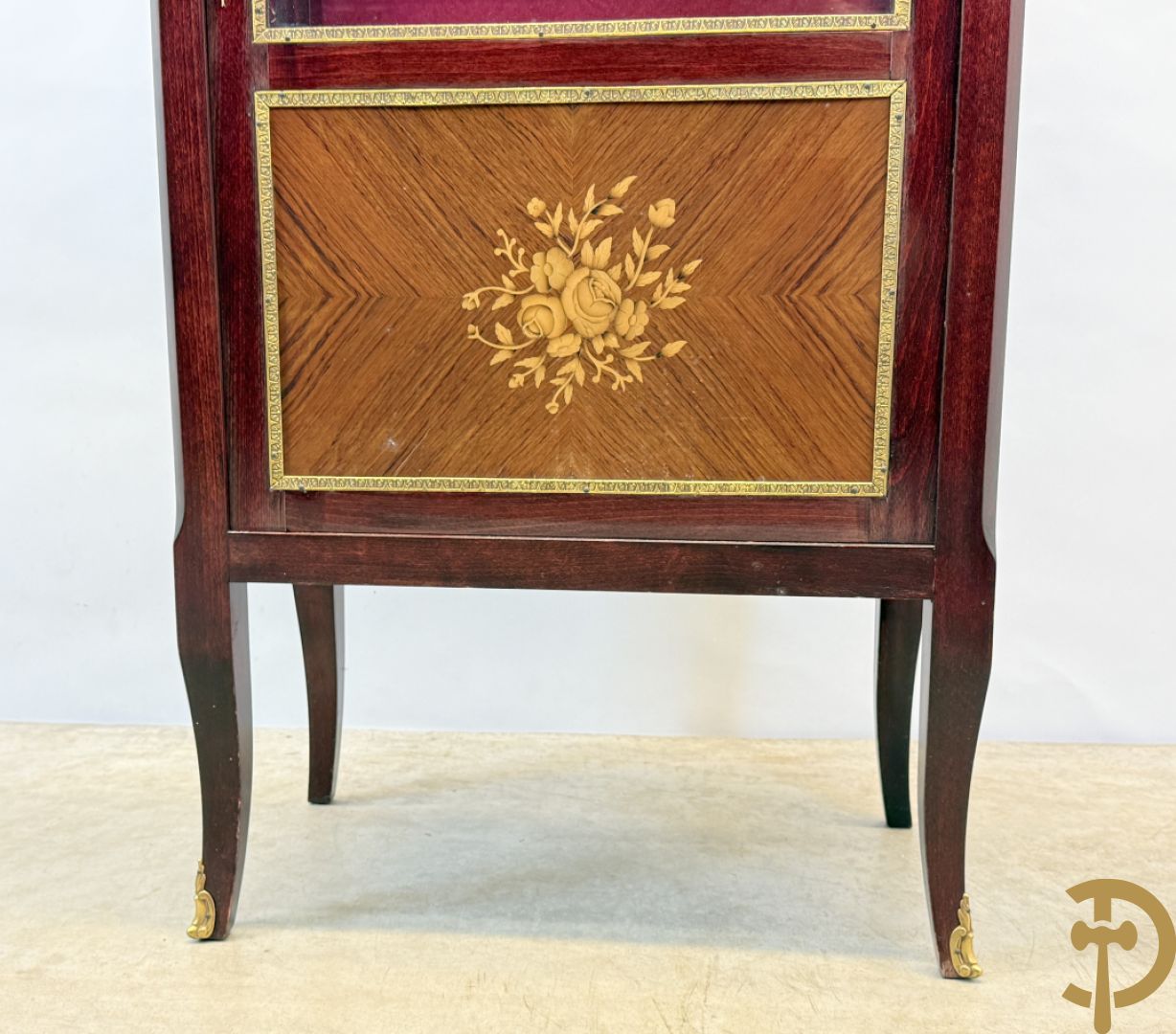 Notelaren vitrine met bloemenmarketterie en bronzen gallerij