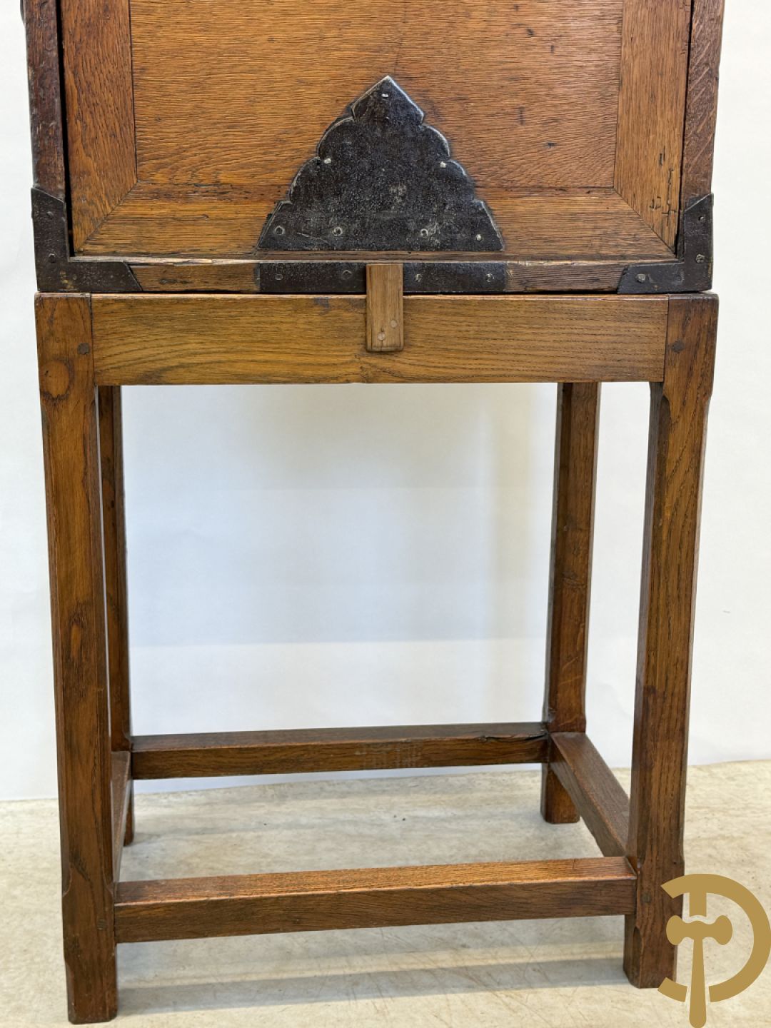 Massief eiken klapsecretaire op onderstel - interieur met lades en zijdelings met handvaten