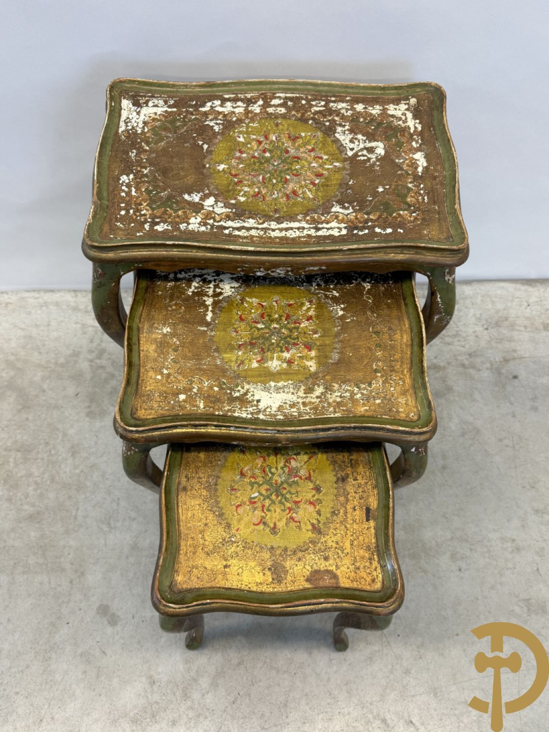 2 sets van drie vergulde Italiaanse inschuifbare bijzettafels