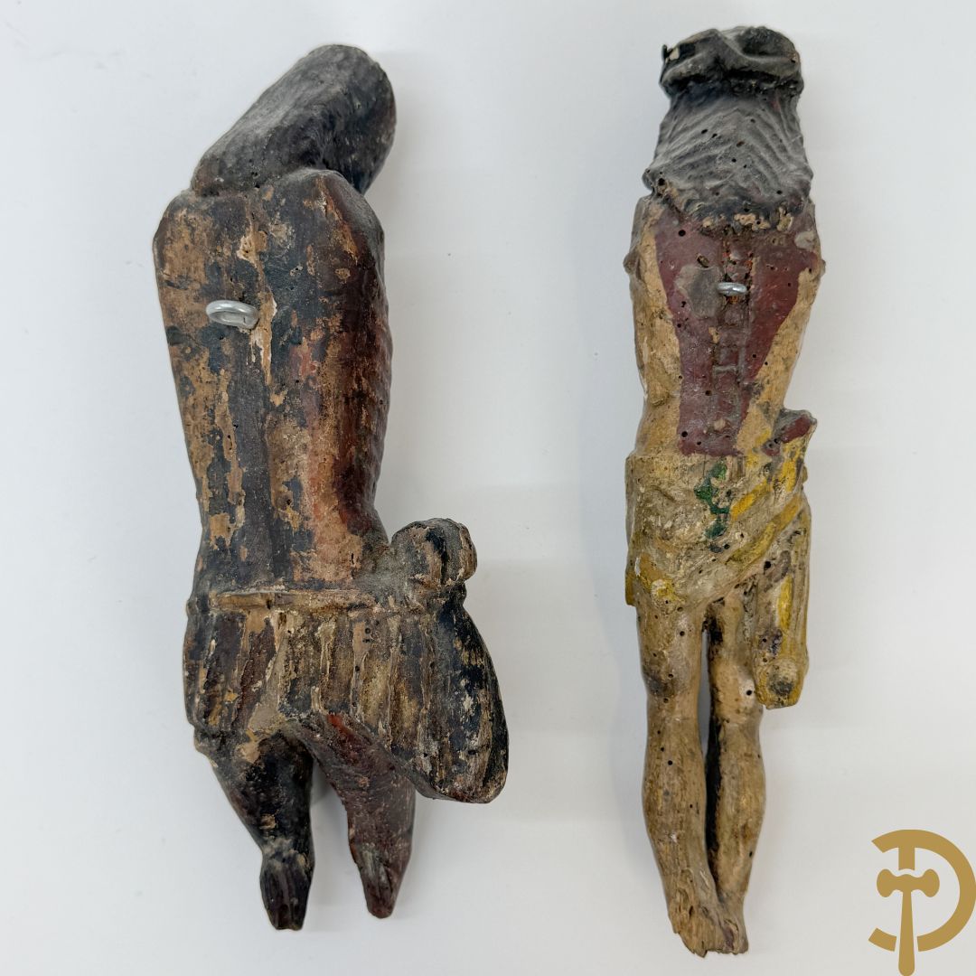 Twee Volkse houtgesculpteerde en gepolychromeerde corpussen, 18e
