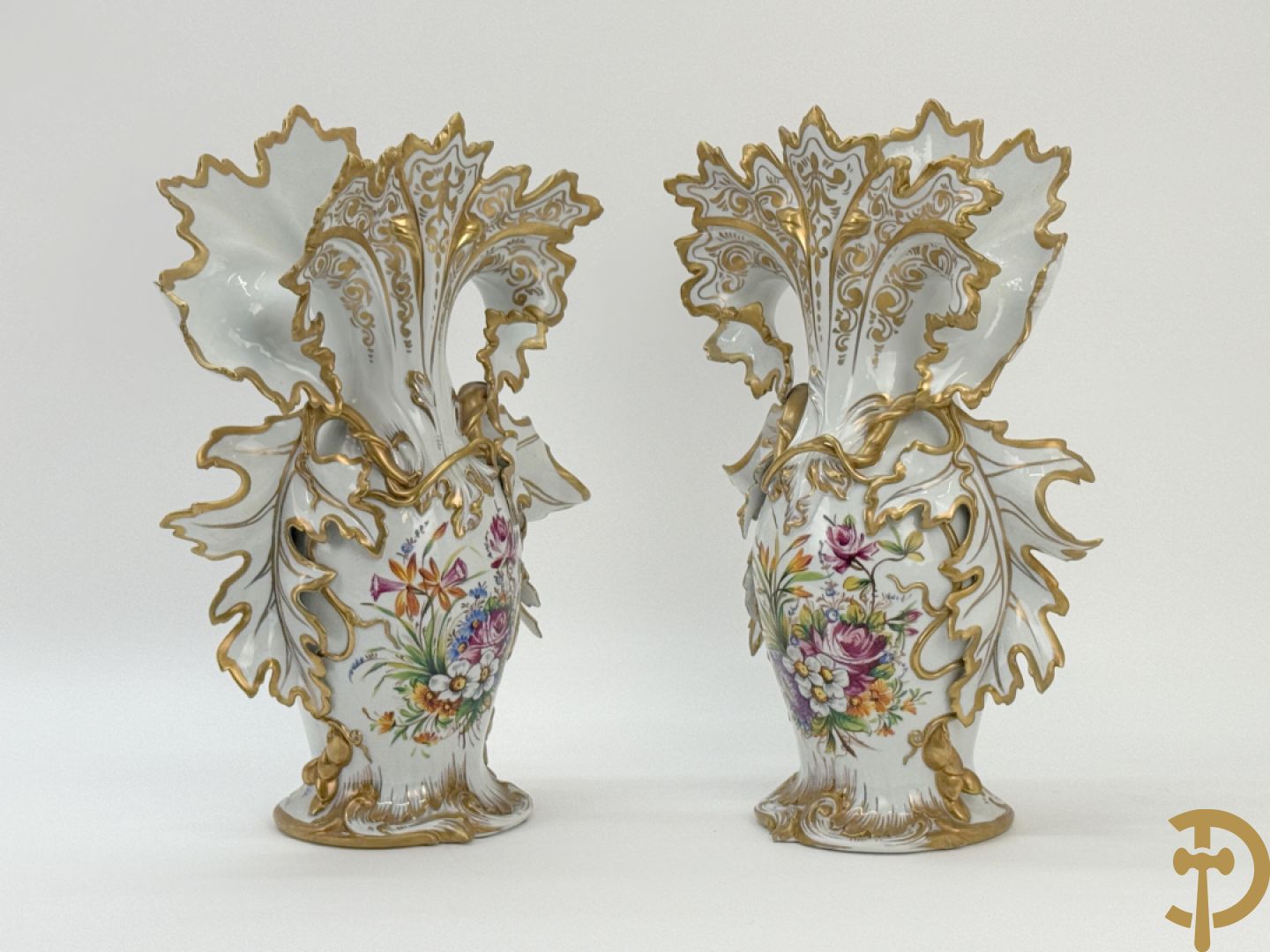 Paar porseleinen cornetvazen met bloemendecor, deels verguld, gemerkt Capo di Monte