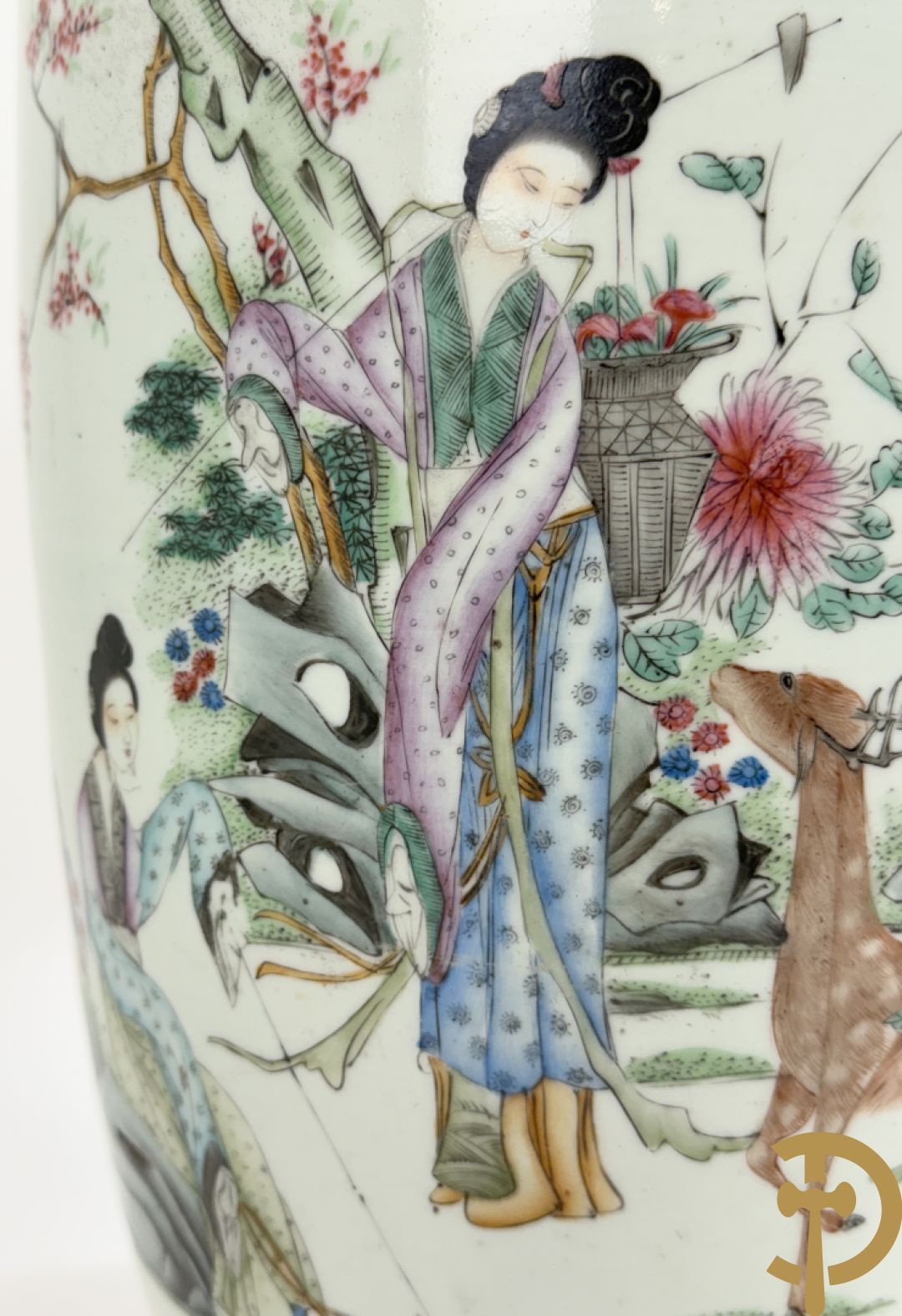 Chinese porseleinen vaas met decor van dames en hert in landschap