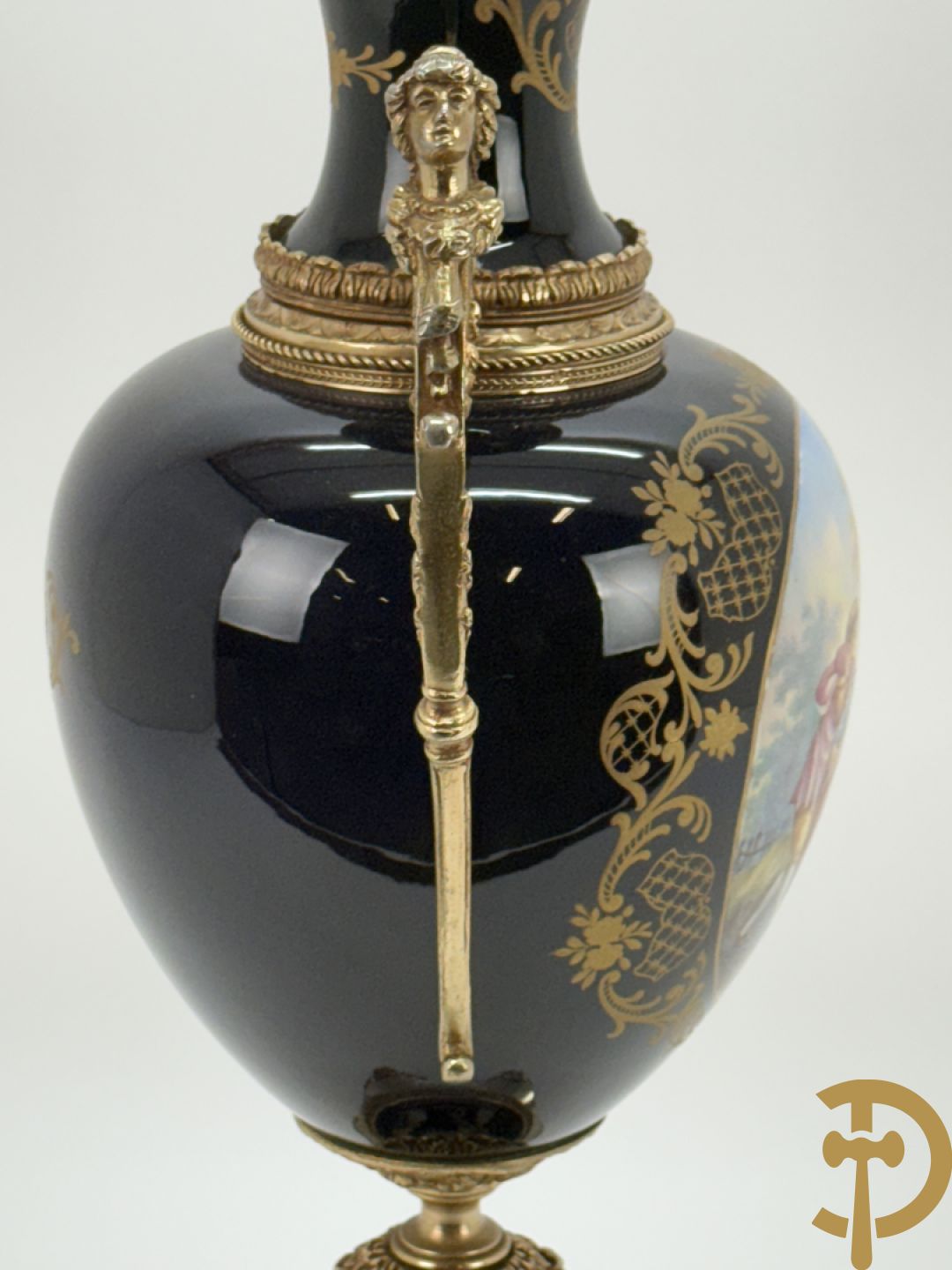 Onleesbaar getekend Sèvres stijl vaas met geanimeerd landschapsdecor en zijdelings met bronzen ornamenten bezet