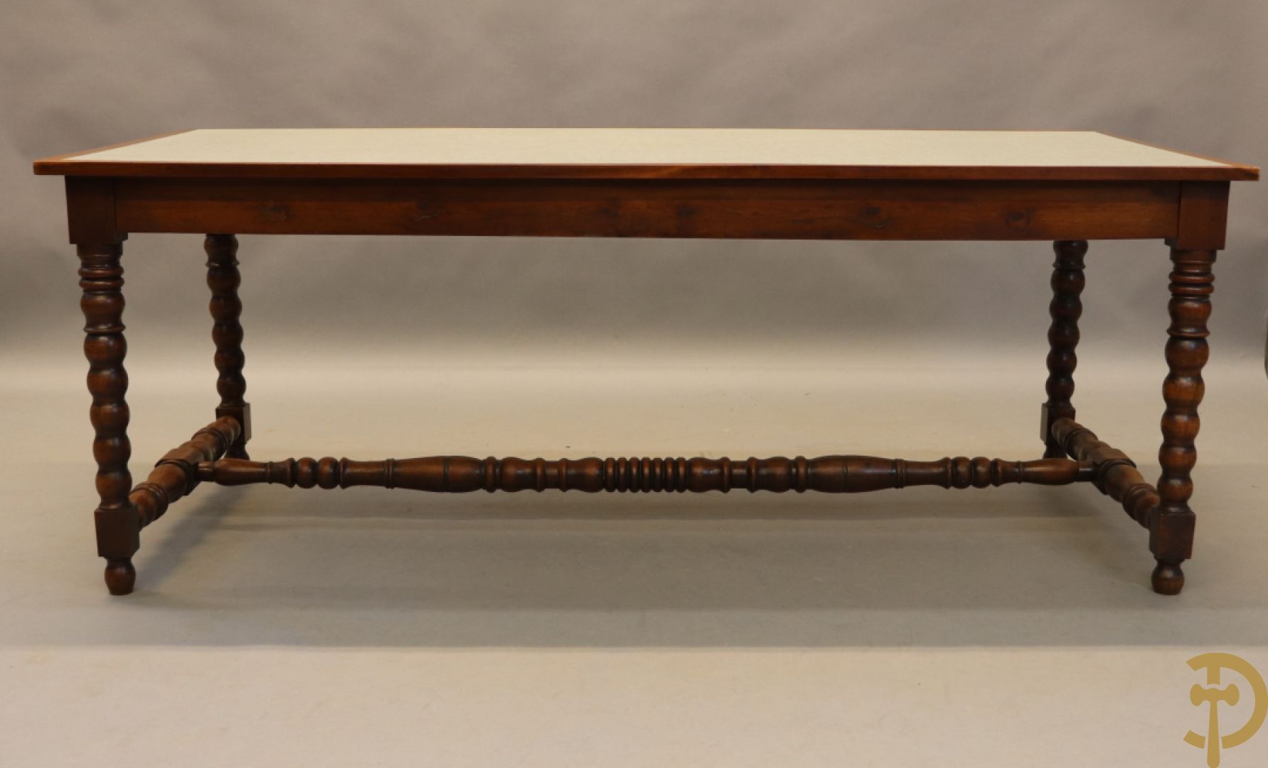 Landelijke tafel op ballusterpoten met vernieuwd blad in formica