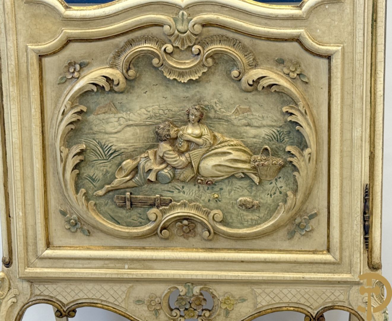 Gemonochromeerde Louis XV vitrine met basrelief van romantische scène