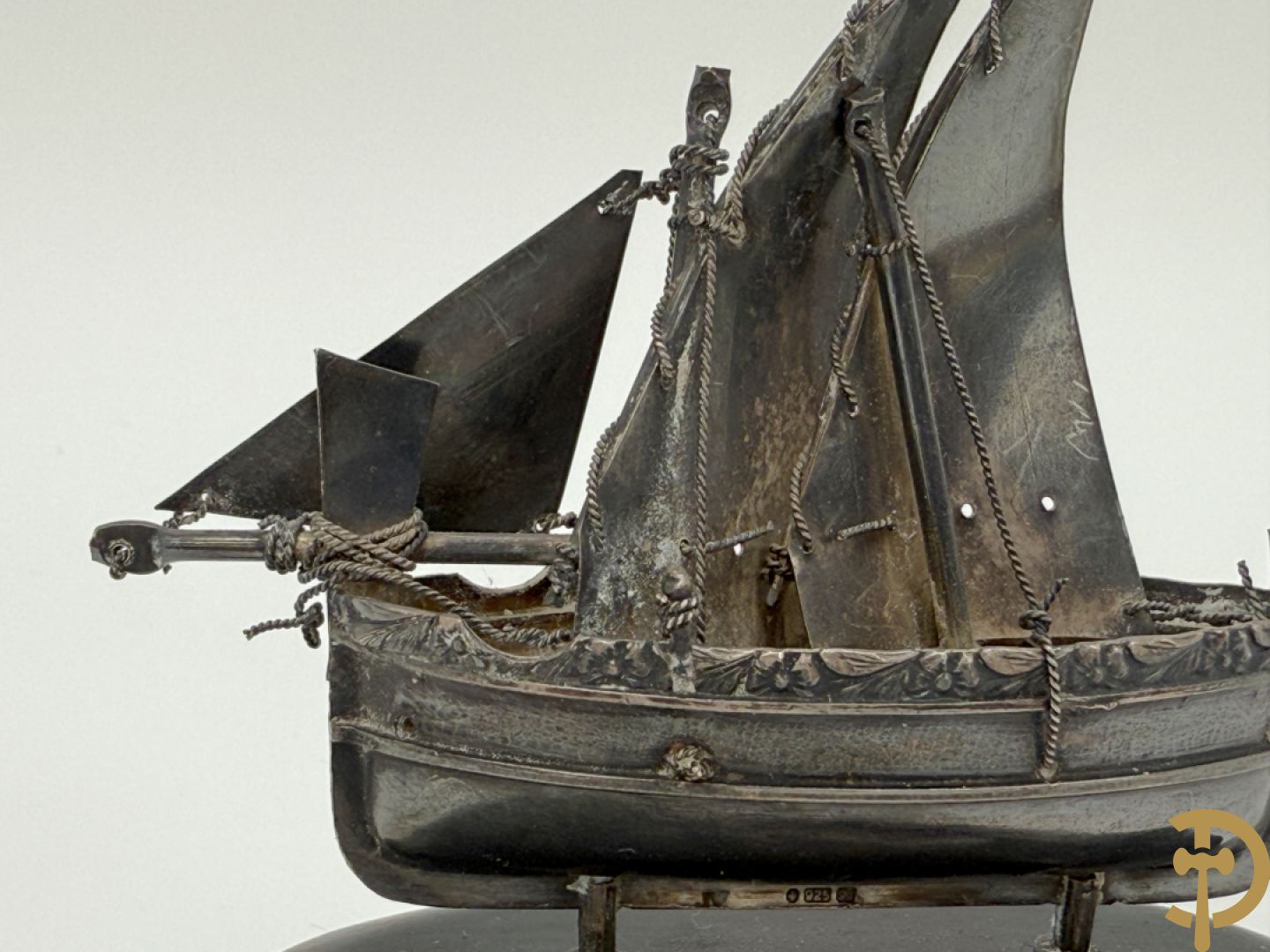 Massief zilveren zeilbootje op houten sokkel