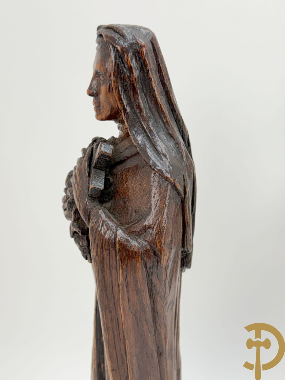 Houtsculptuur van Heilige Théresia Madonna + houtgesculpteerde pater in polyester nis