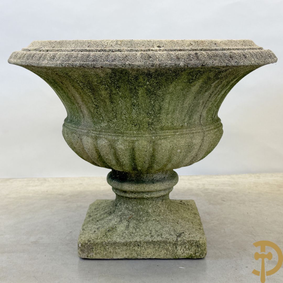 Paar stenen cachepots, onderaan gelobd