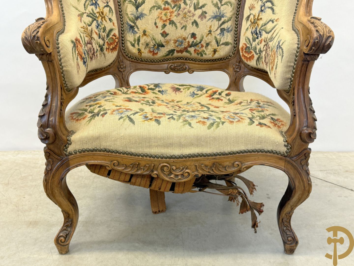 Paar armzetels bezet met petit points + 2 bijhorende stoelen