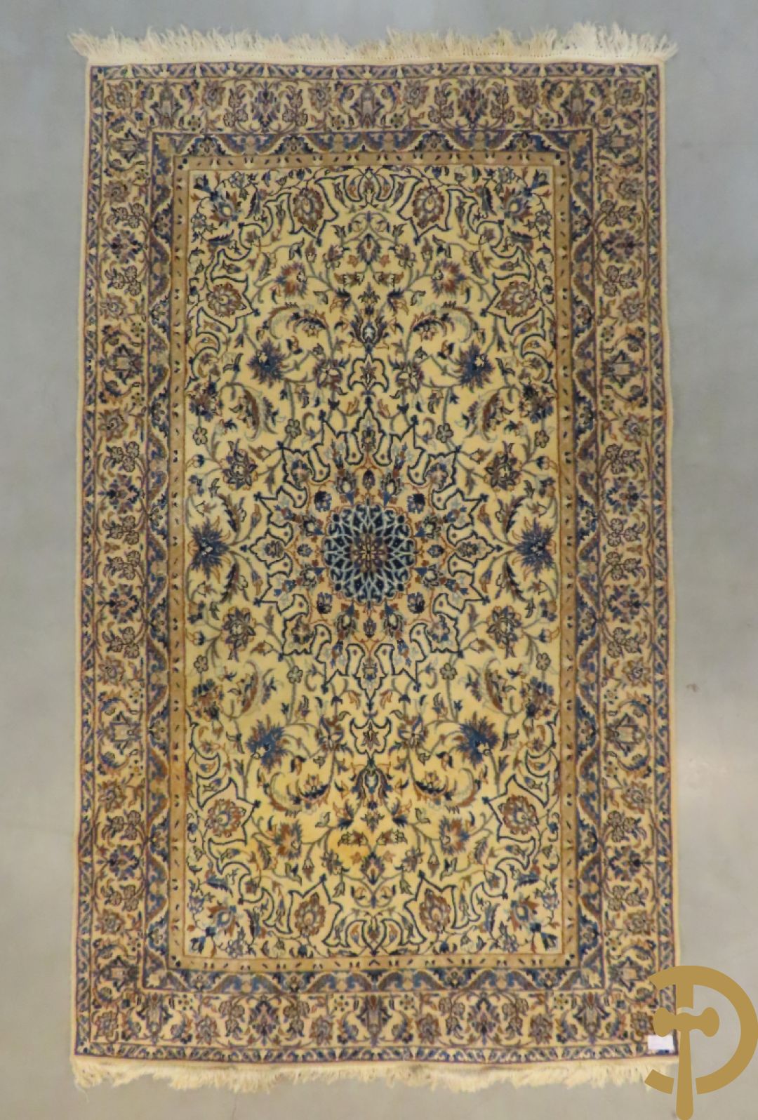 Oosters handgekonoopt tapijt Nain