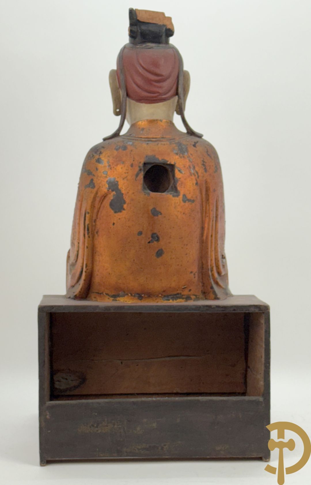 Houtgesculpteerd en gepolychromeerd zittend boedhistisch figuur