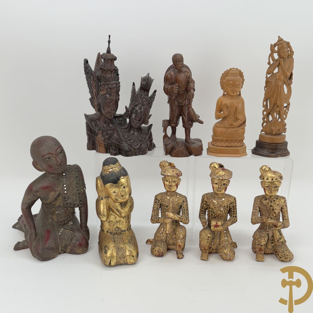 Negen houtgesculpteerde boedhistische figuren waarvan enkele verguld