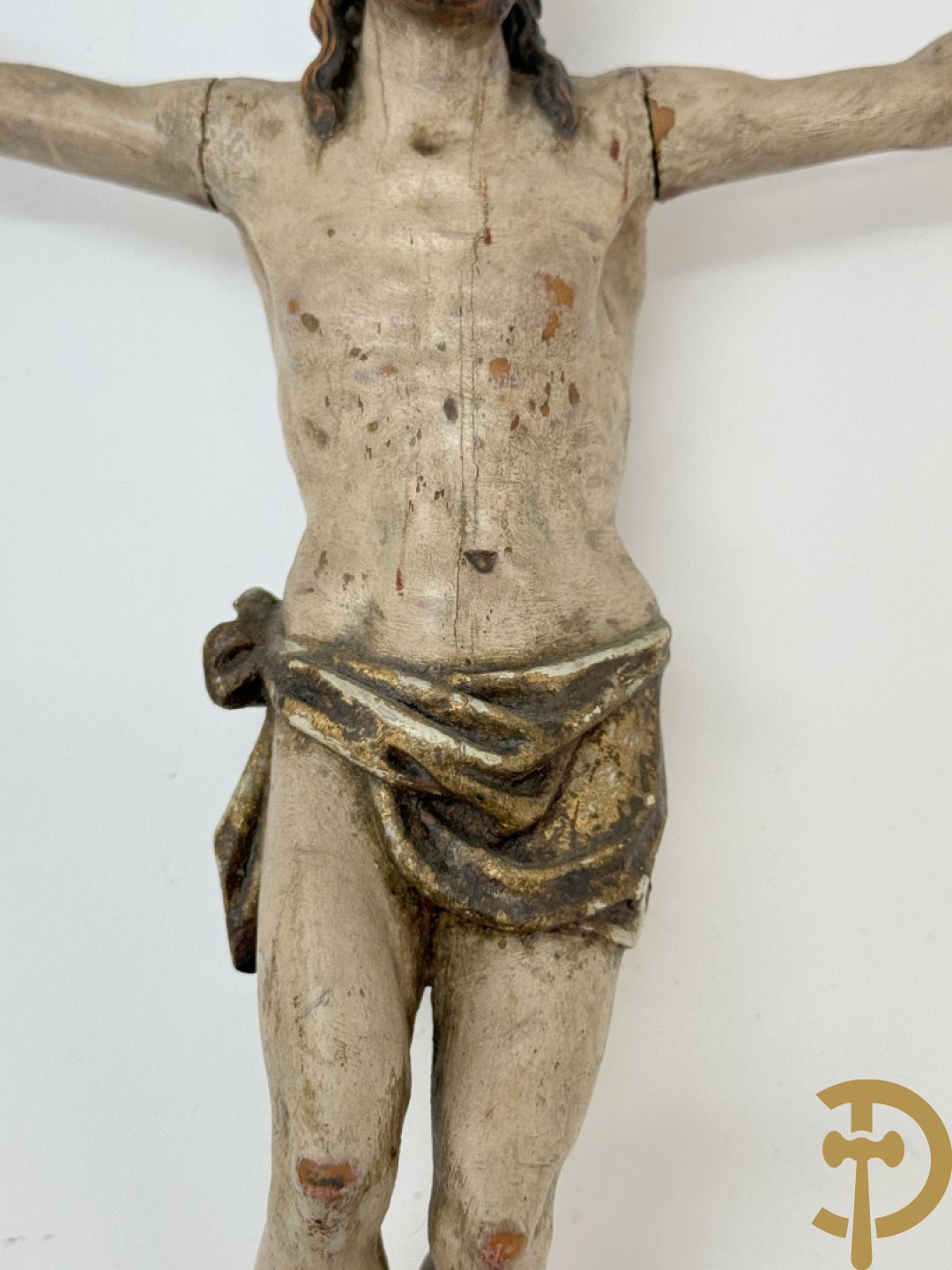 Twee houtgesculpteerde en gepolychromeerde corpussen, 18e