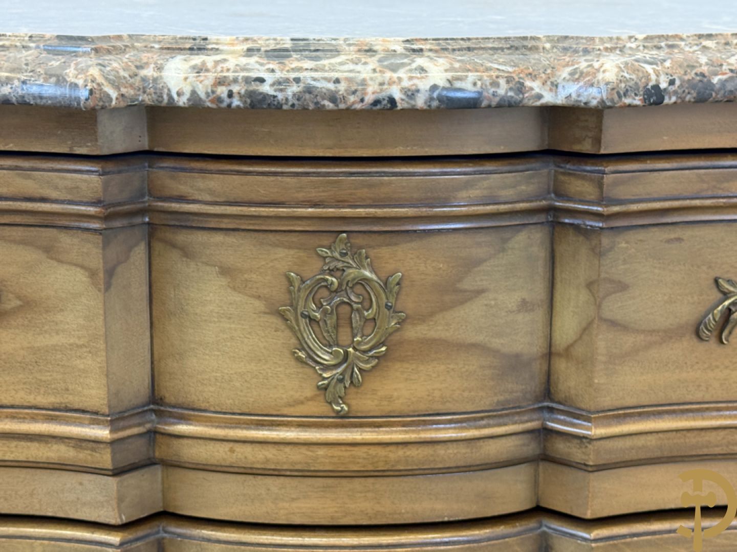 Notelaren drieladencommode met accanthusranken en rocailles, met marmeren blad, op voluutvormige poten