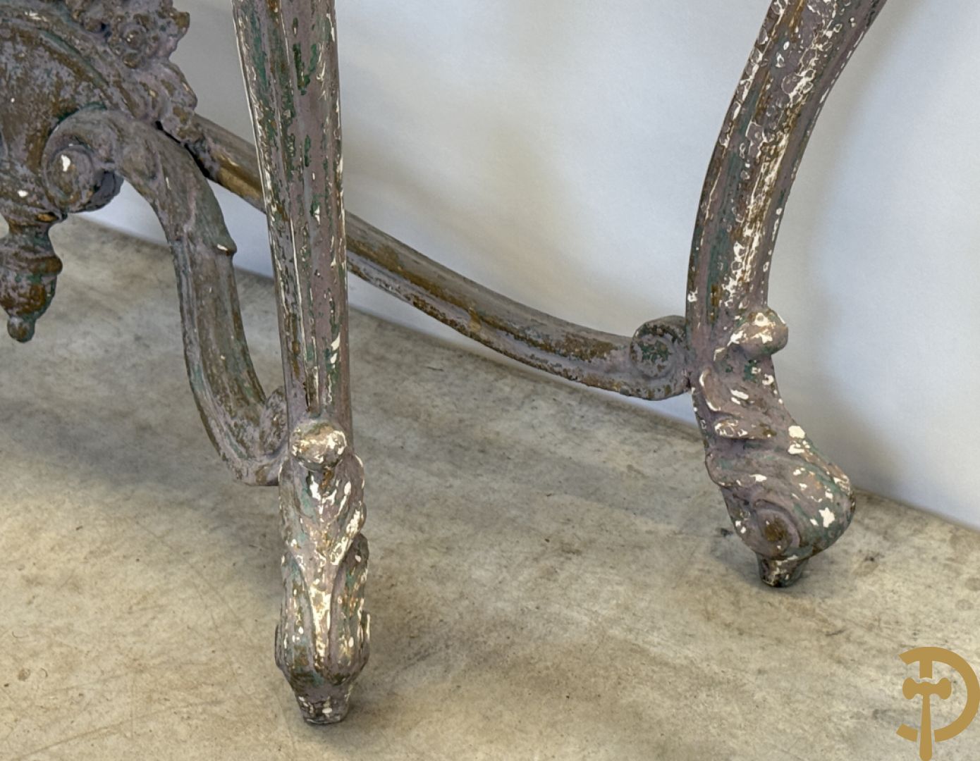 Gepatineerde Louis XV console met zwart marmeren blad