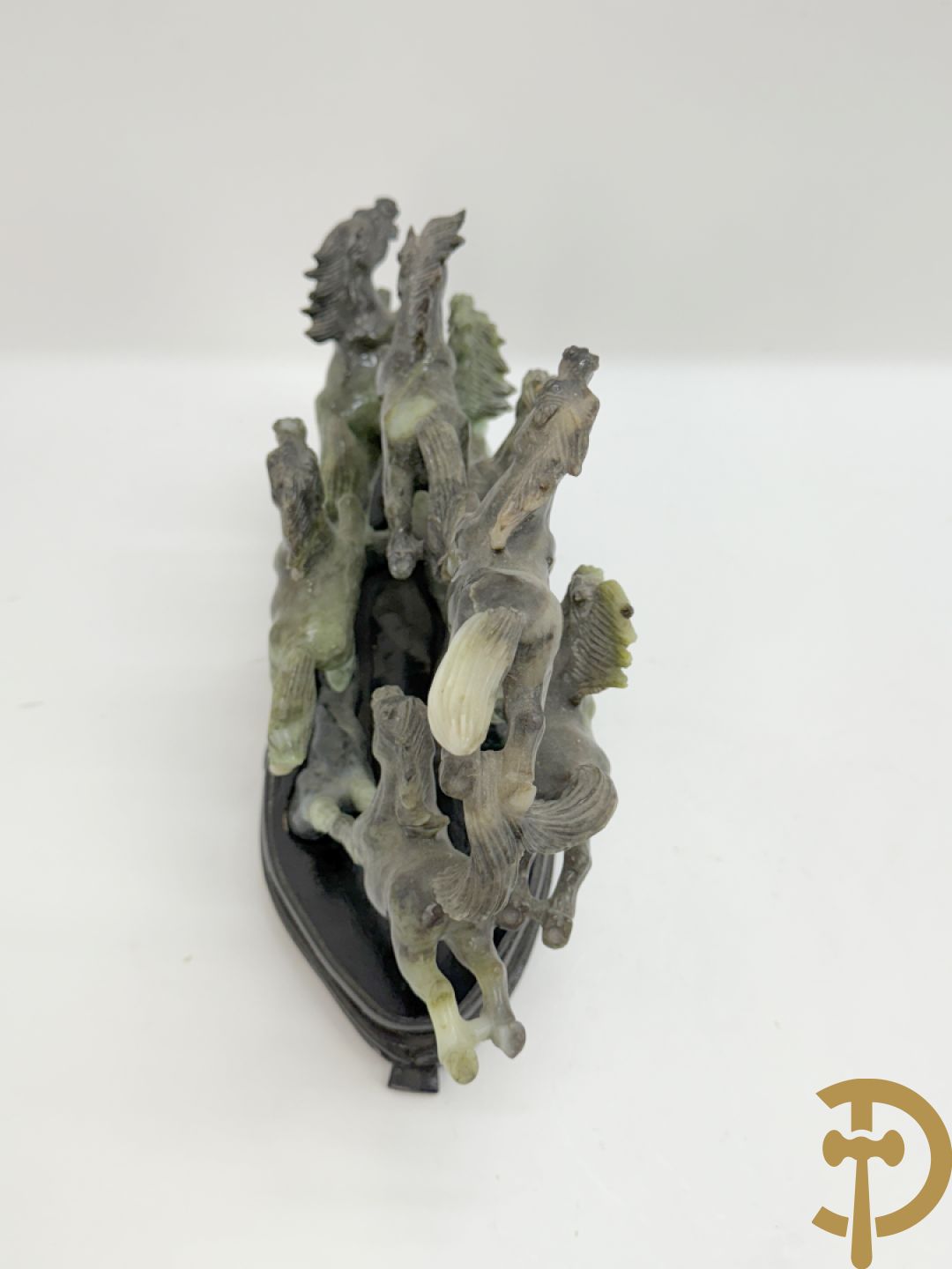 Gesculpteerd beeld met 8 galopperende paarden in jadeiet op houten sokkel