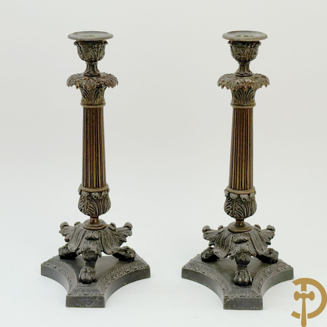 Paar gepatineerde kunstbronzen kandelaars op klauwepoten, 19e