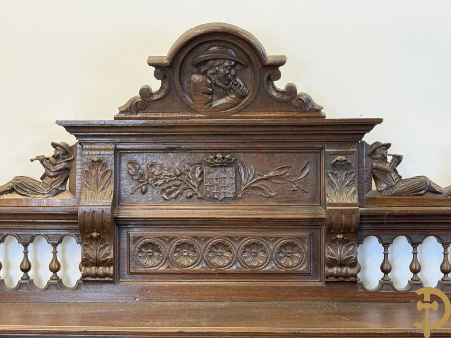 Massief eiken Bretoense eetkamer bestaande uit buffet met 3 deuren boven, 2 deuren onder, lades midden en gesculpteerde geanimeerde scènes + desserte + uittrekbare tafel + 6 stoelen + extra allonge