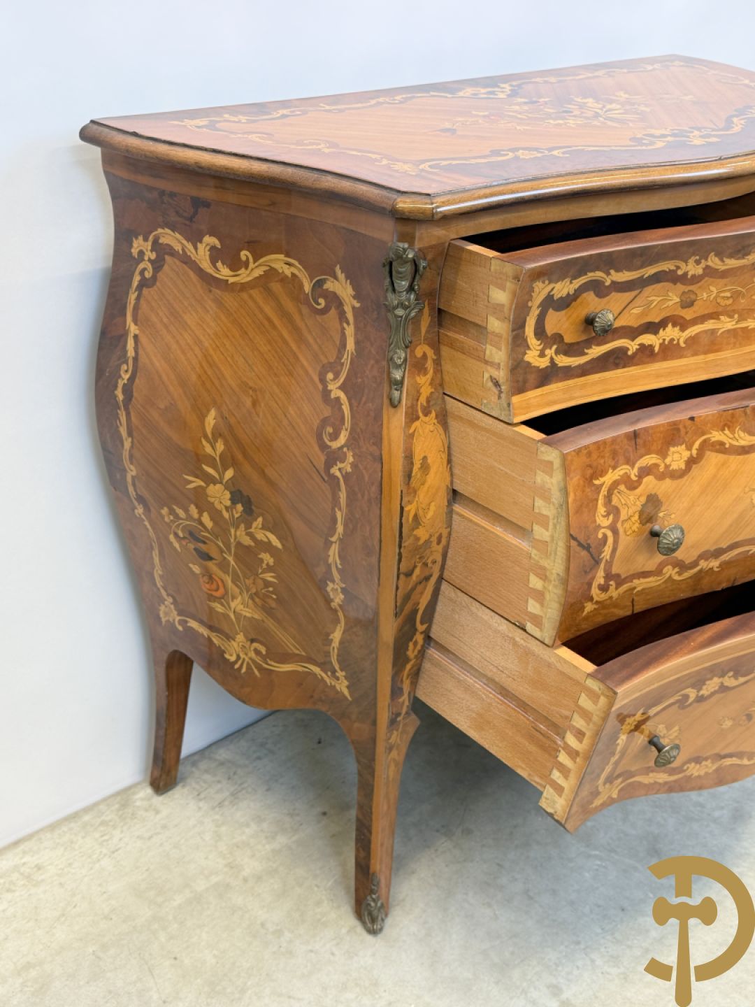 Gegalbeerde notelaren drieladencommode met bloemenmarquetterie