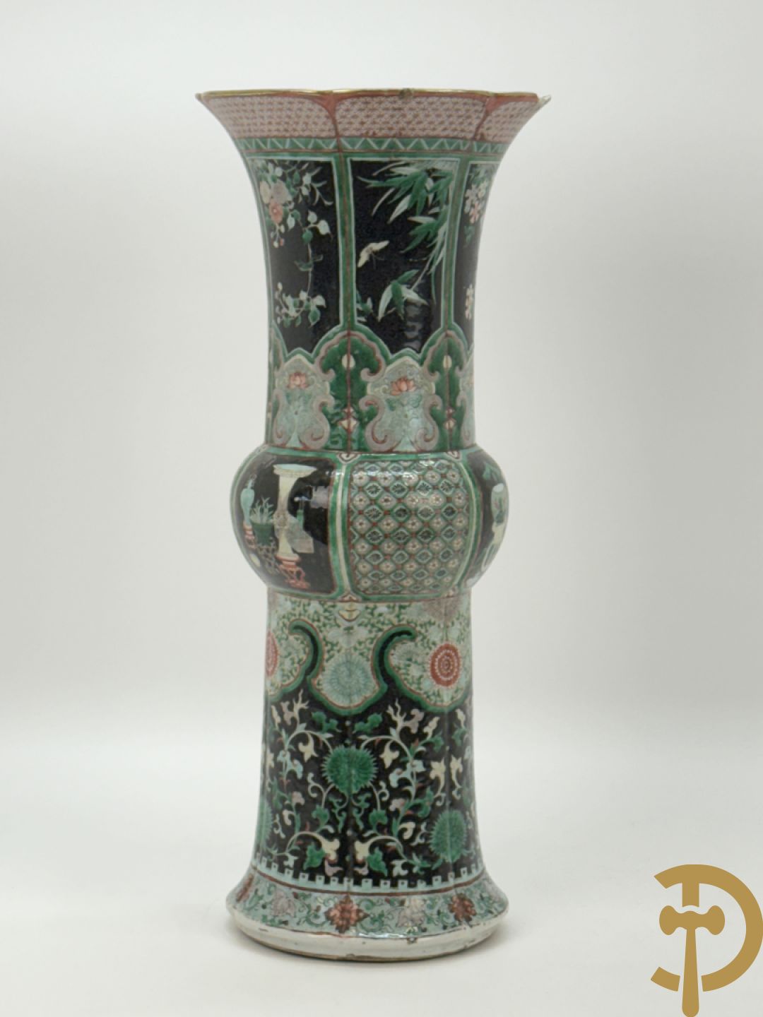 Antieke Chinese Gu vaas met geschenkendecor op zwarte fond