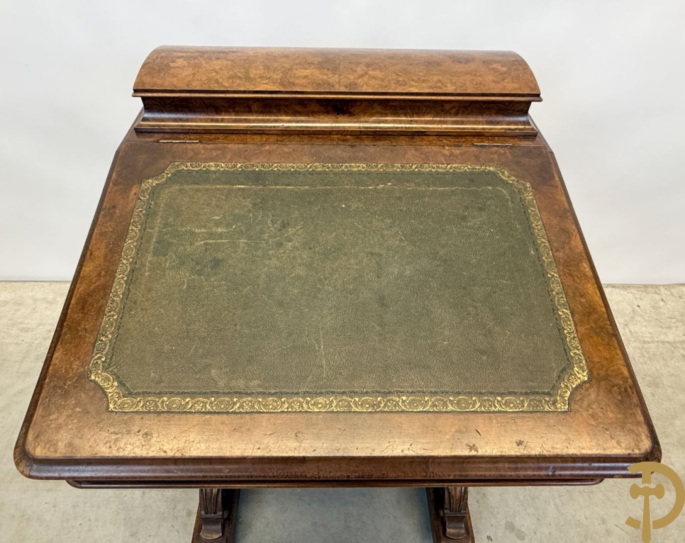 Wortelnotehouten Engels Davenportbureel met klep - zijdelings met deur en 4 ingebouwde lades