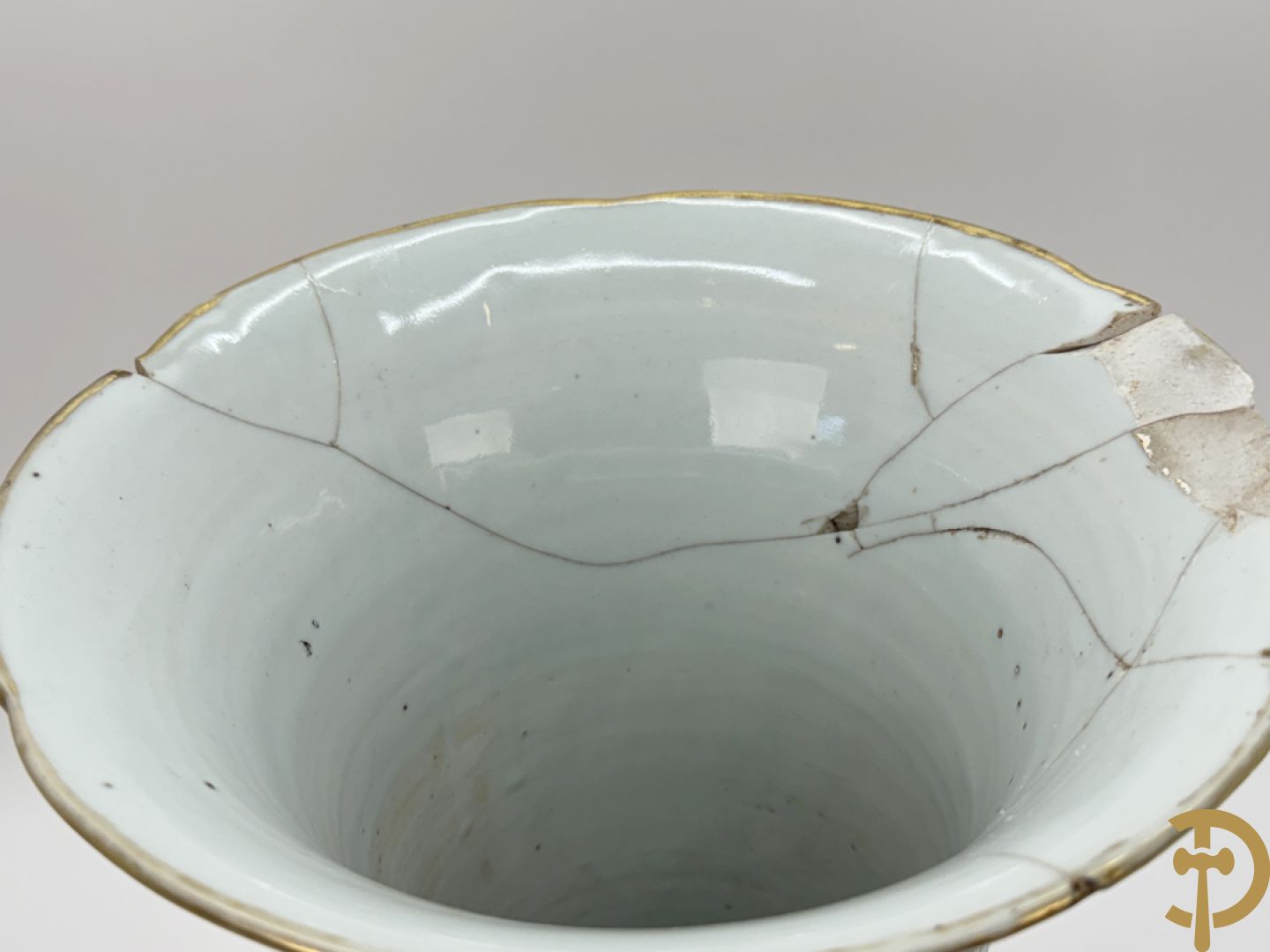 Antieke Chinese Gu vaas met geschenkendecor op zwarte fond