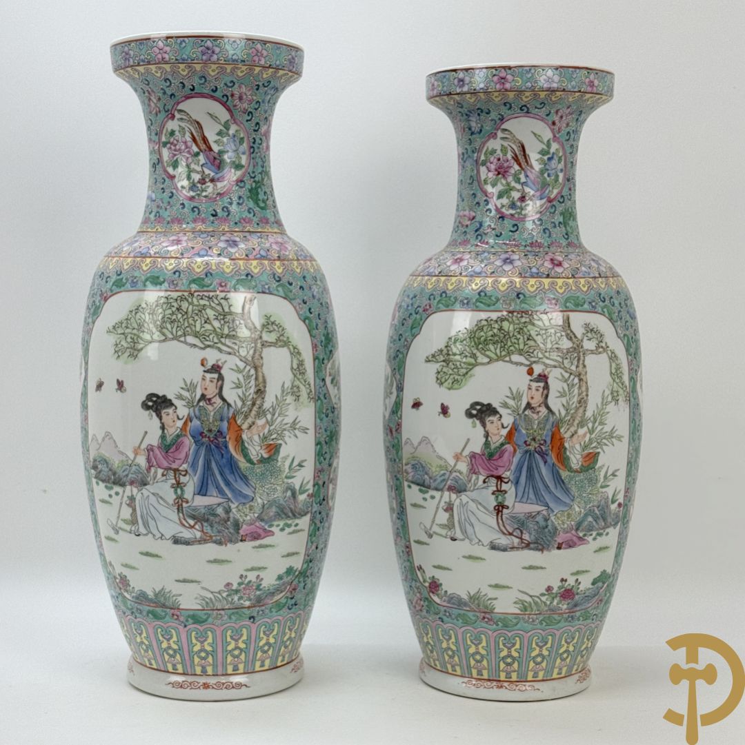 Paar Chinese vazen met geishadecor, rondom bezet met bloemen