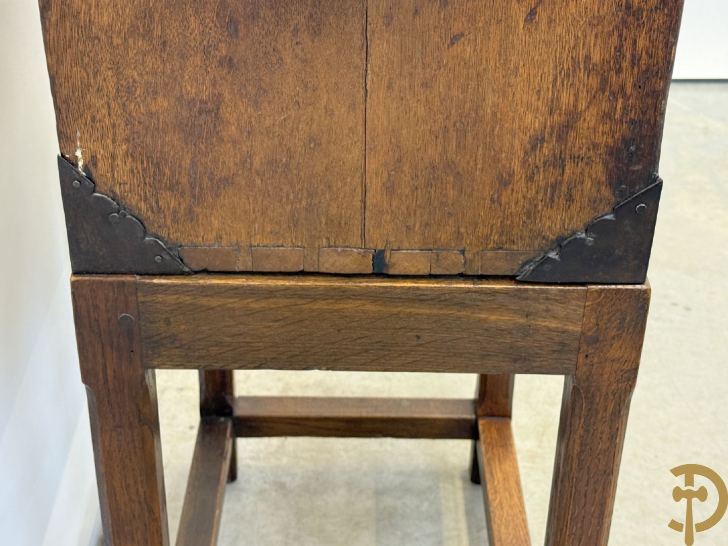 Massief eiken klapsecretaire op onderstel - interieur met lades en zijdelings met handvaten