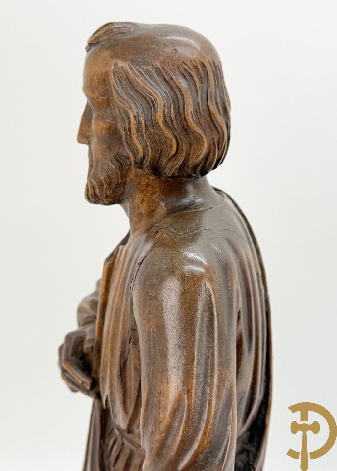Houtsculptuur van evangelist met boek in de hand