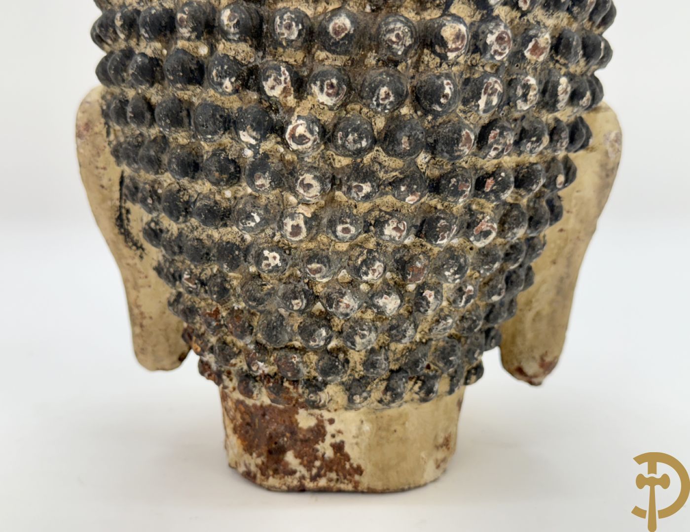 Handbeschilderd ijzeren boedhahoofd + vergulde houtgesculpteerde zittende boedha