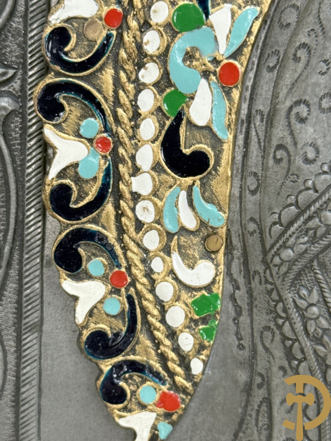 Russische ikoon met rizza en stralenkrans in cloisoné techniek