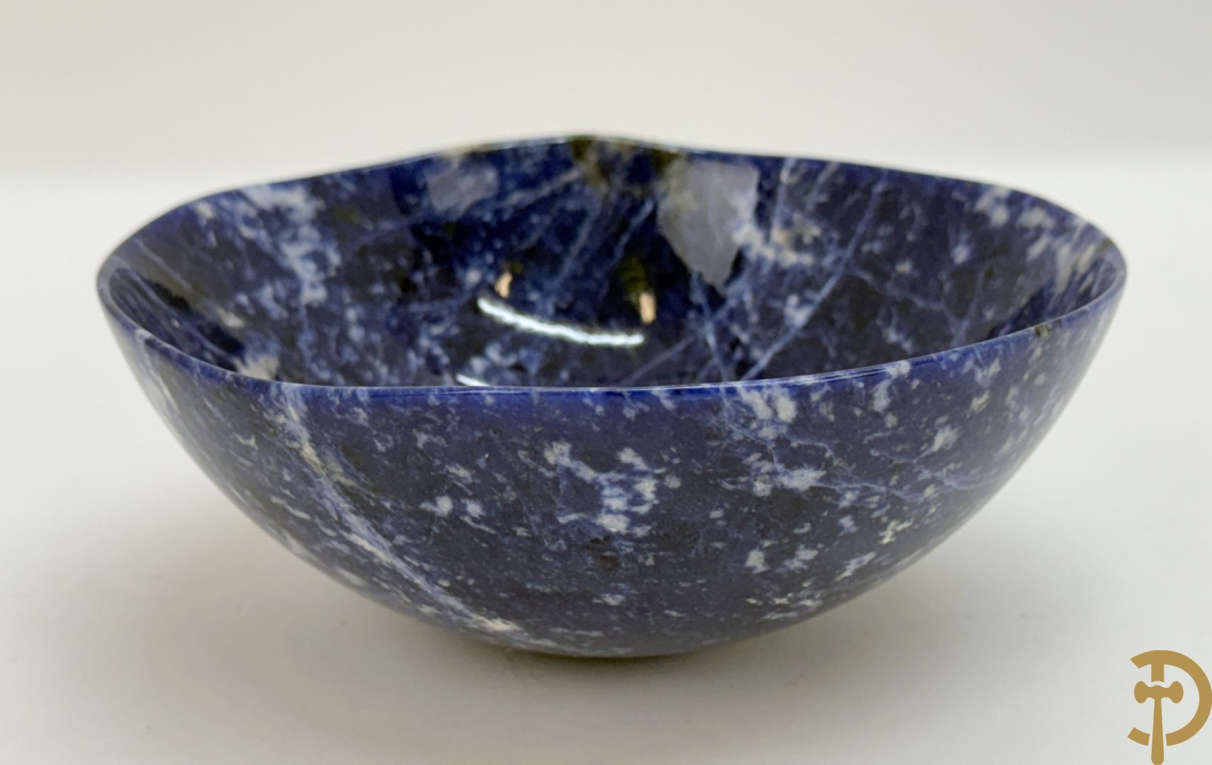 Wolf Helmut (getekend onderaan) Gepolierde schaal/bowl van blauw/wit sodaliet met golvende rand onder getekend WOLF H. (Steinbildhauer, Edelsteingestalter, aus Kirschweiler, Idar-Oberstein),