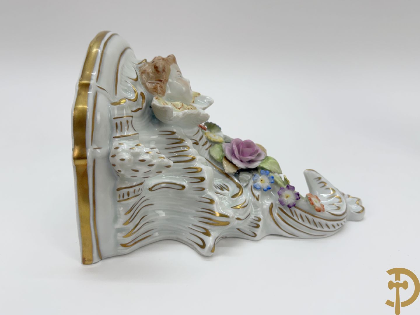 Paar porseleienen consooltjes met cupido