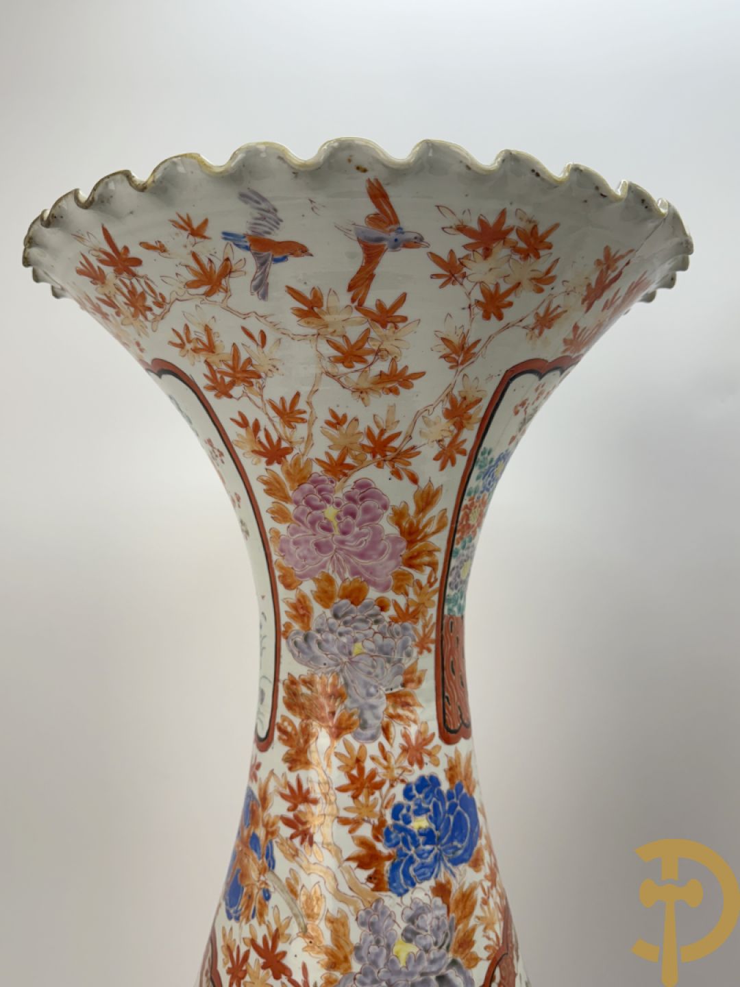 Paar Japanse porseleinen waaiervazen met bloemen en geanimeerd decor