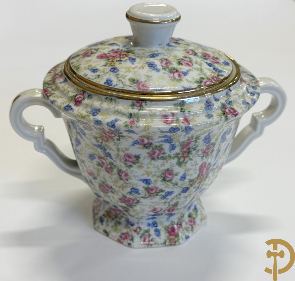 Uitgebreid zeer decoratief porseleinen eet- en koffieservies met bloemendecor, Limoges France