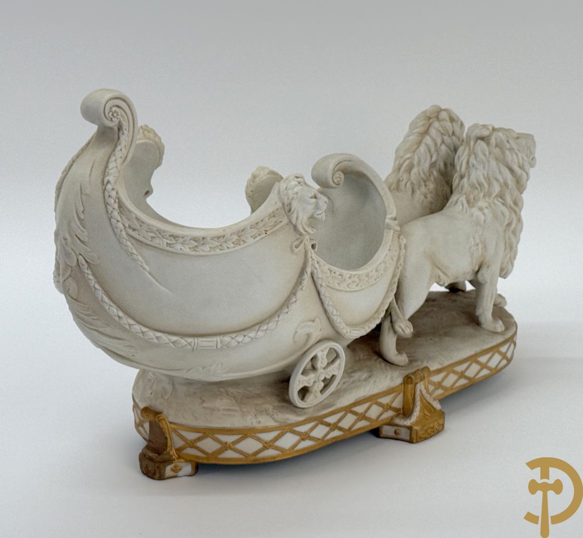 Biscuit beeld met leeuwen trekkende een open koets, getekend onderaan