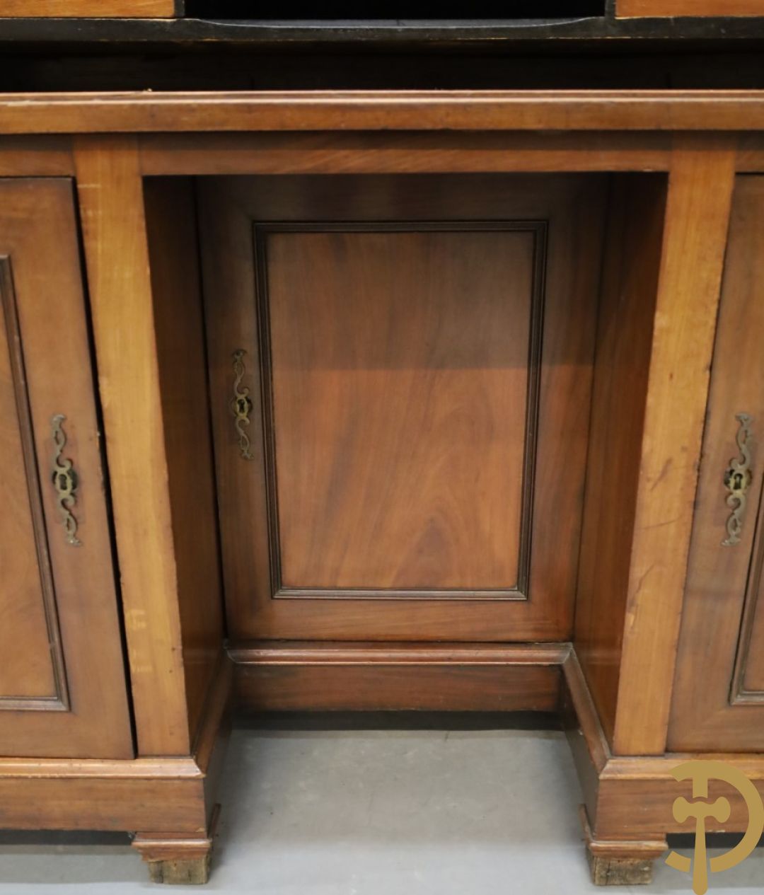 Imposant notelaren cilinderbureau met bovenbouw met ingemaakte lades, cilinderklep en uittrekbaar schrijfblad - drie deuren onderaan - 19e