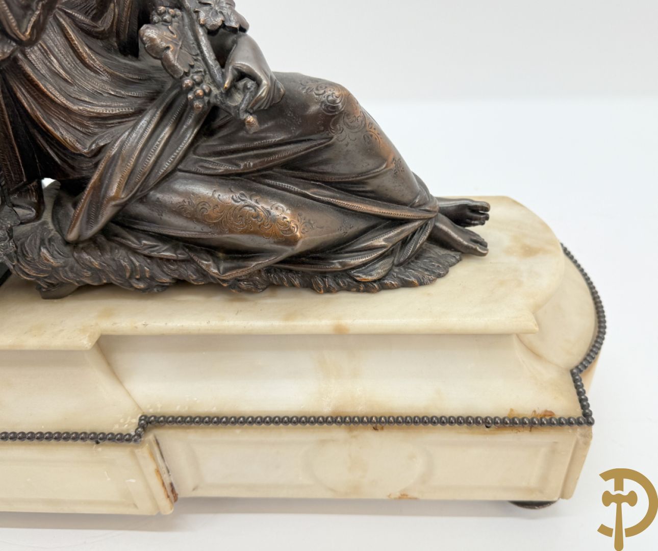 Kunstbronzen pendule liggende dame met beker op marmeren sokkel