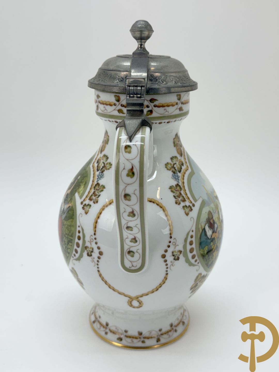 Varia porselein en keramiek : paar jardinières met zwanen, apothekerspot, 2 schenkkannen Franklin Mint en vaas Hutschenreuter