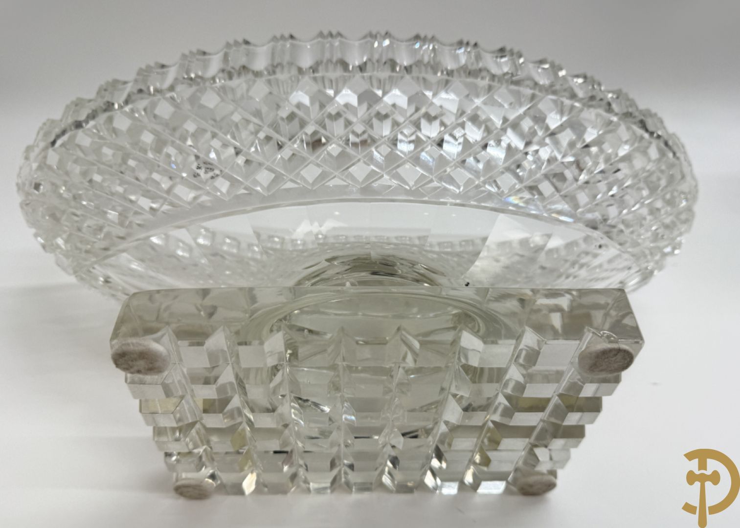 Helder kristallen geslepen coupe + 2 dragoirs in kristal gefacetteerd + 3 kristallen vazen + glazen vaas