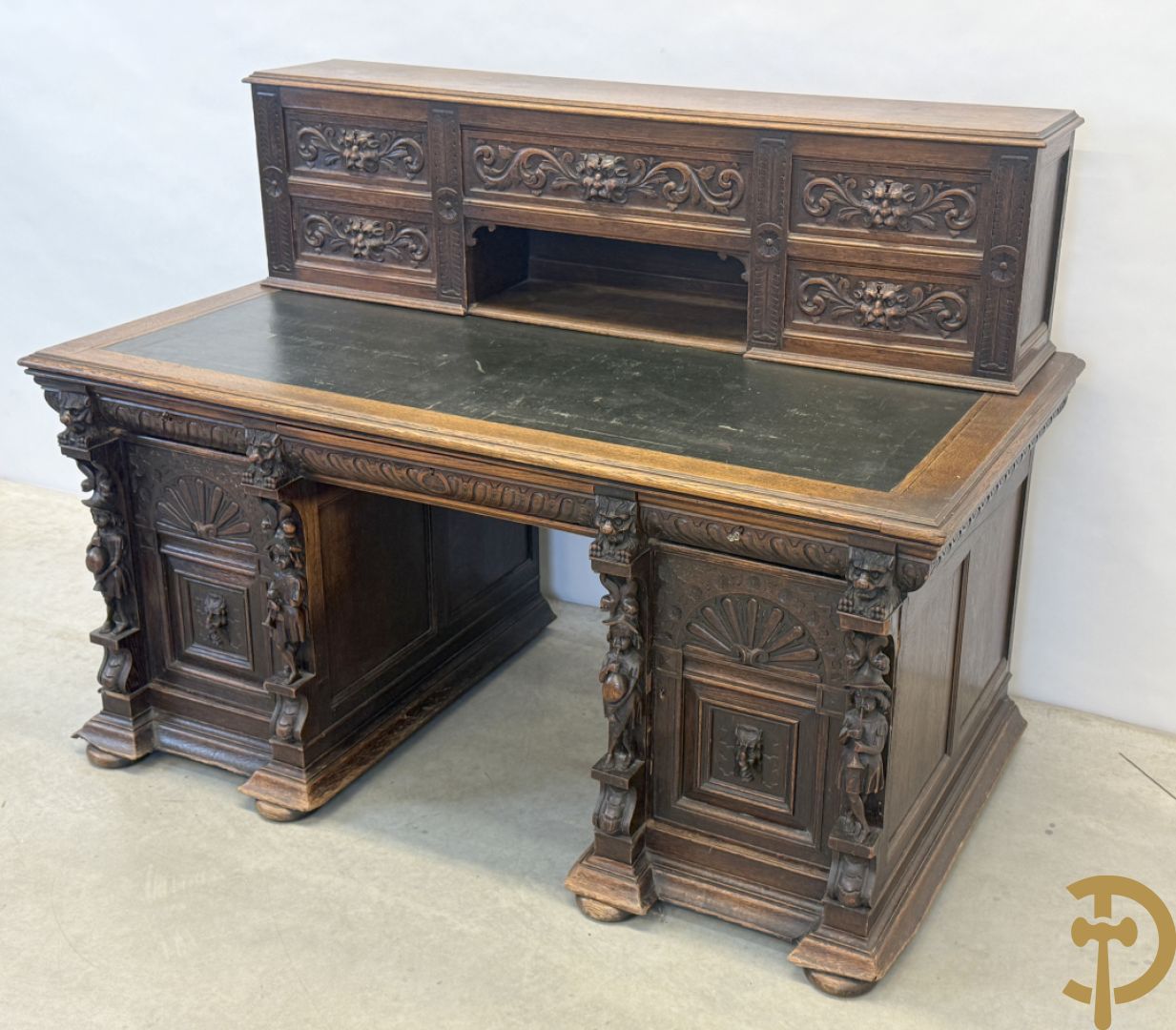 Mechels eiken bureau met opstand en Neo Renaissance invloeden