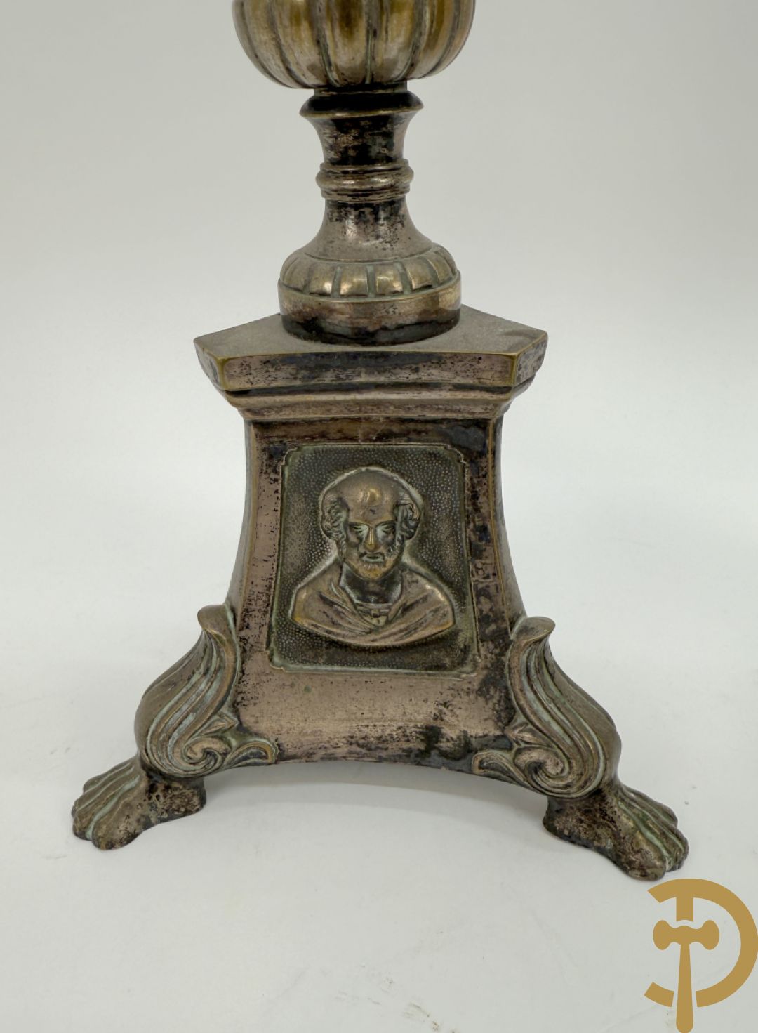 Drie paar religieuse kandelaars in brons en koper