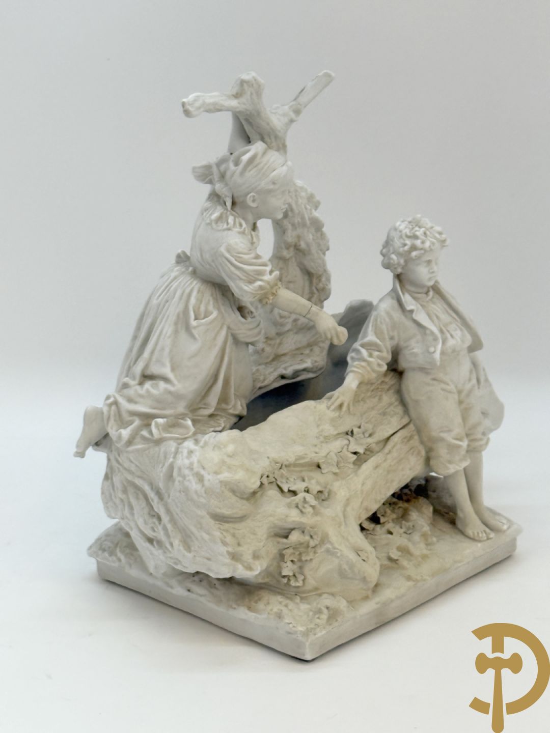 Ongetekend, witte biscuit van jongen en meisje bij boomstronk