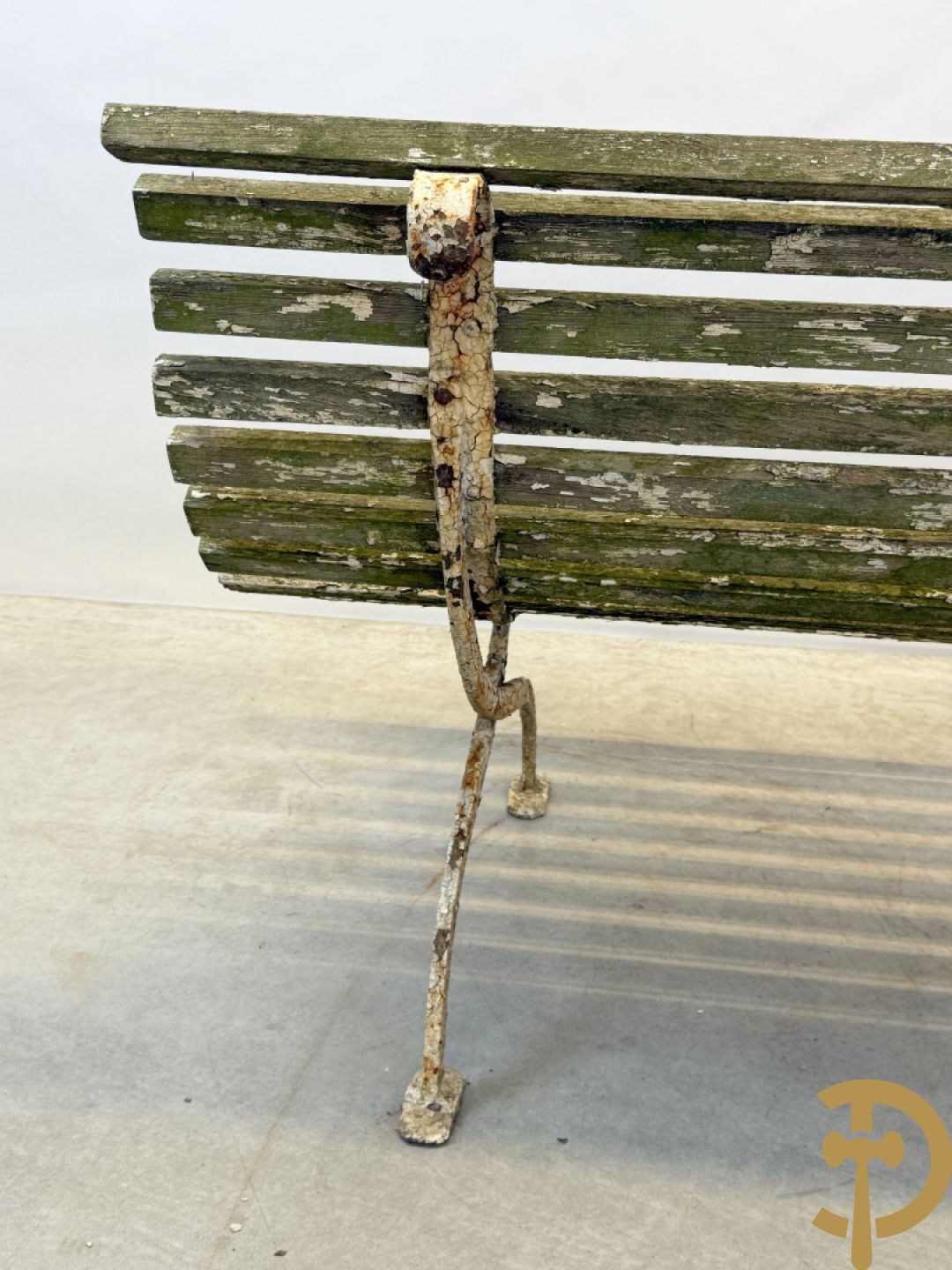 Tuinbank met houten latjes op ijzeren chassis