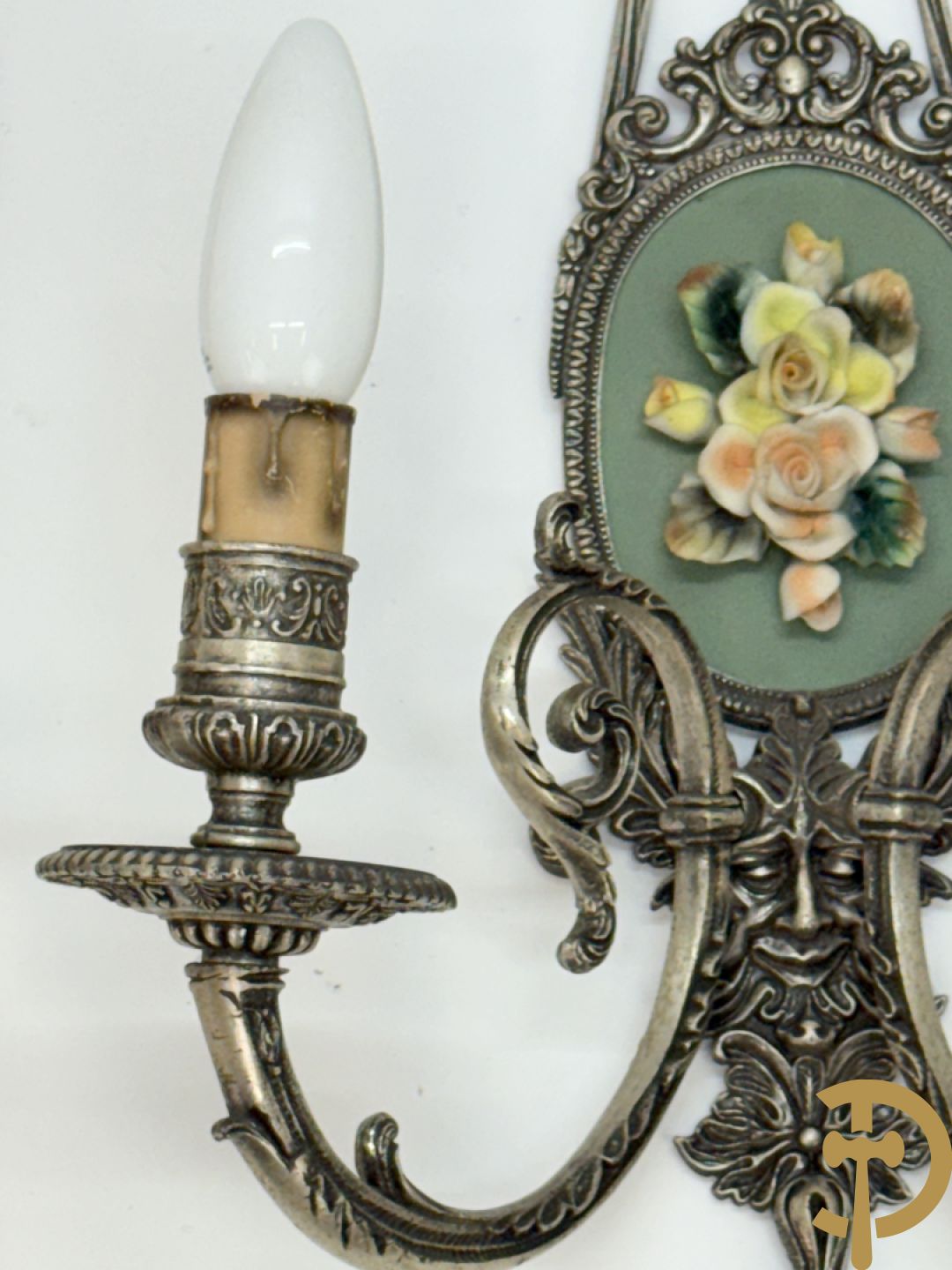 Paar verchroomde bronzen twee-armige applieken met porseleinen bloemen bezet