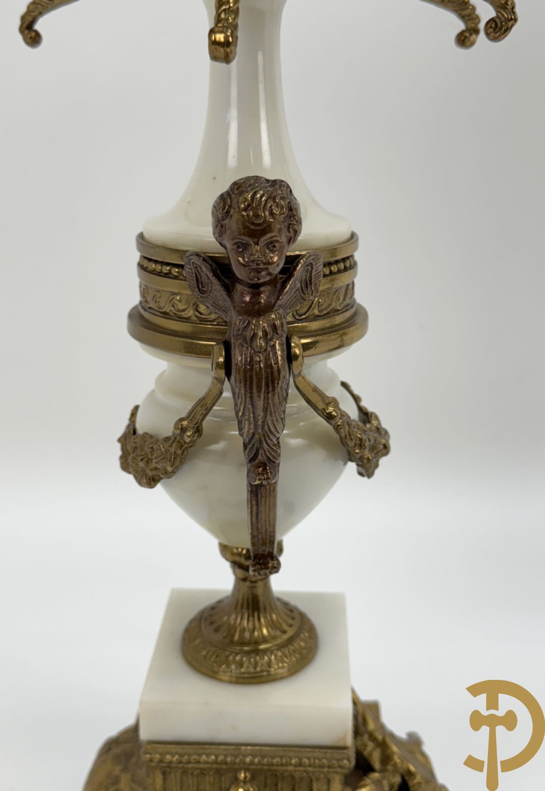 Driedelige koperen garnituur, centraal met harp geflankeerd door paar cupido