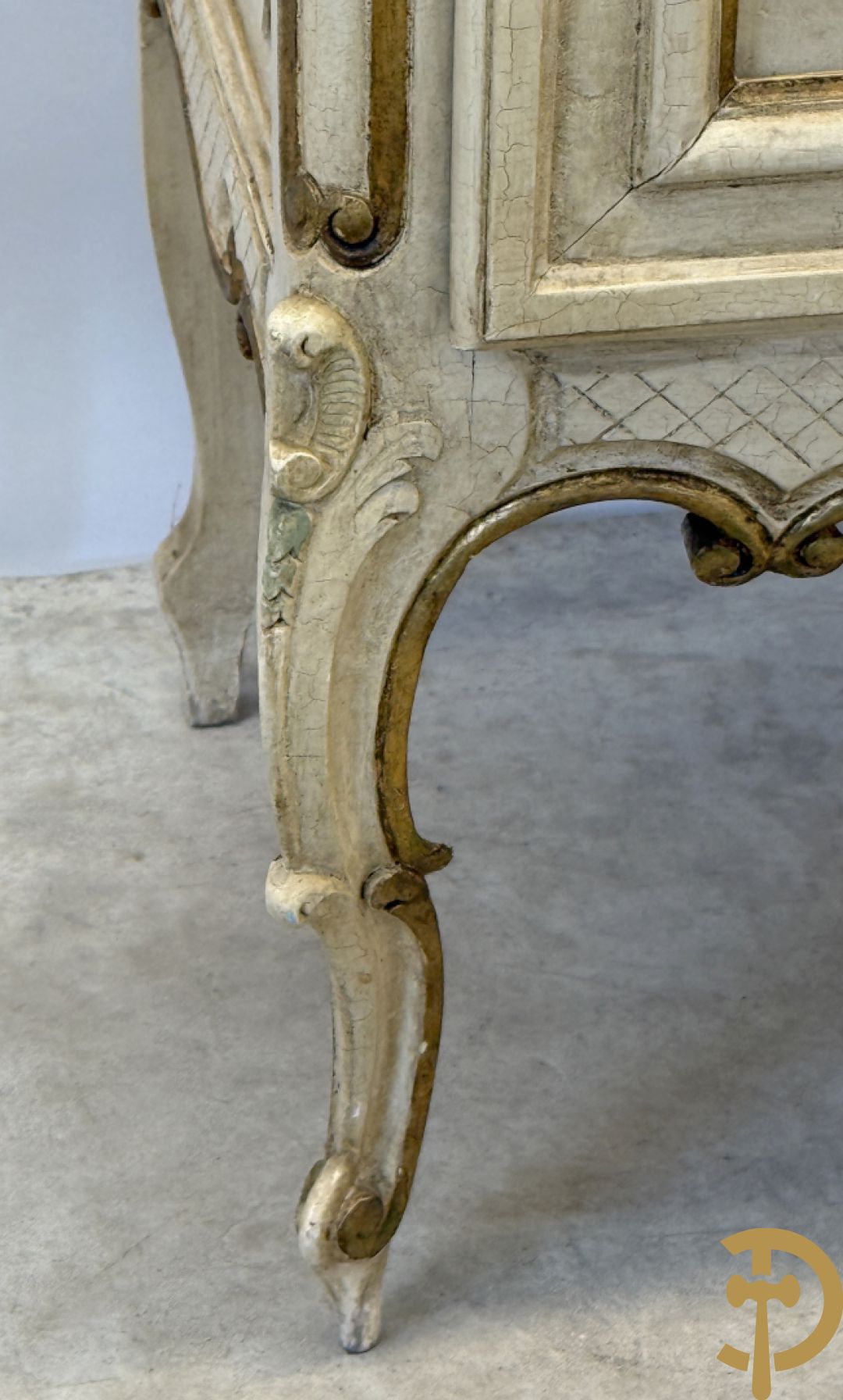 Gemonochromeerde Louis XV vitrine met basrelief van romantische scène