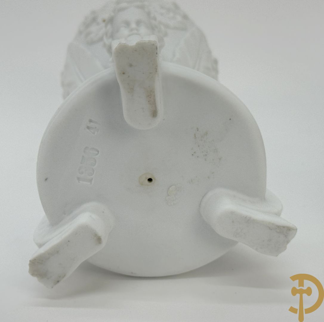 Vijf witte biscuits met cupido