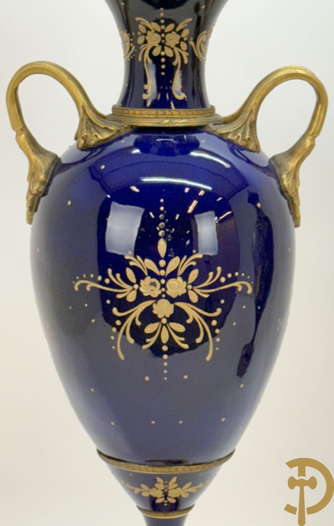 Paar Sèvres stijl vazen met bronzen oren en éénzijdig decor van cupido