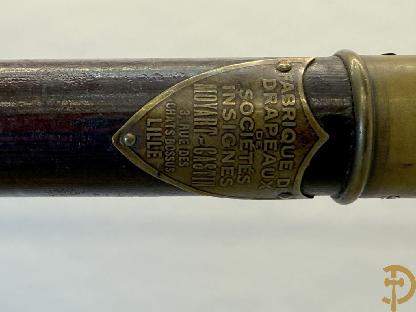 Franse vaandel met gouden gesculpteerde helm bezet bovenaan, Parti Socialiste S.F.I.O. Comité Jean Jaures Lille, gemerkt Fabriqué de Drapeaux de Societés Insignes Moyart-Castin, 3 Rue des Chats Bossus Lille